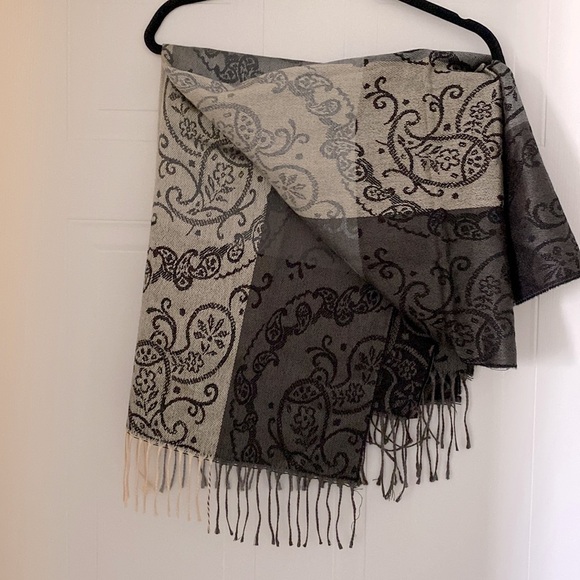 Kaleidos Moda  from Italy magnificent pashmina in beautiful design w/ fringe - Picture 3 of 5